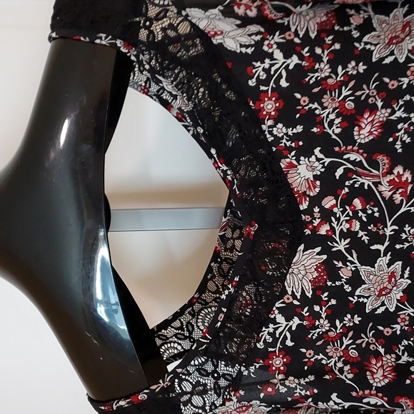 Black w/ White & Red Floral w/ Lace Accent and Bell Sleeves Size L - Picture 7 of 12